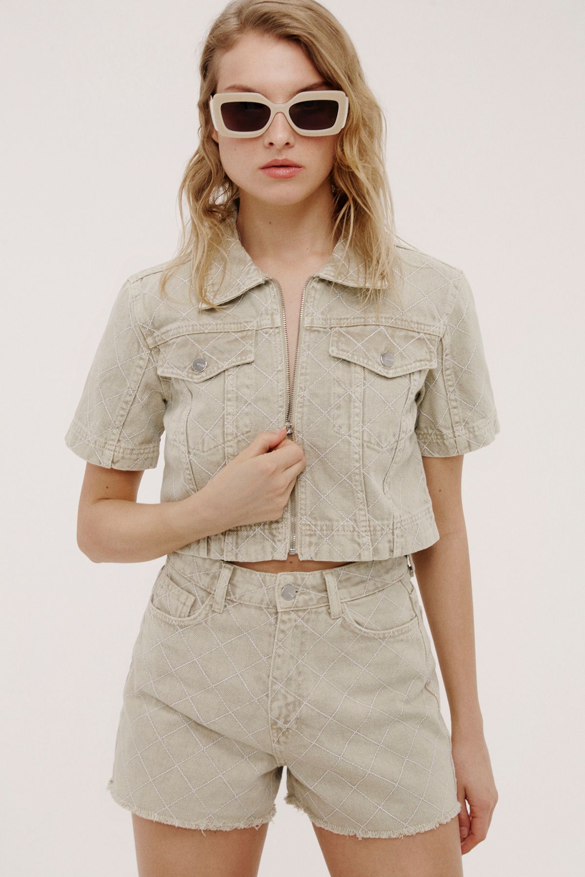 Brodeli Bej Denim Şort