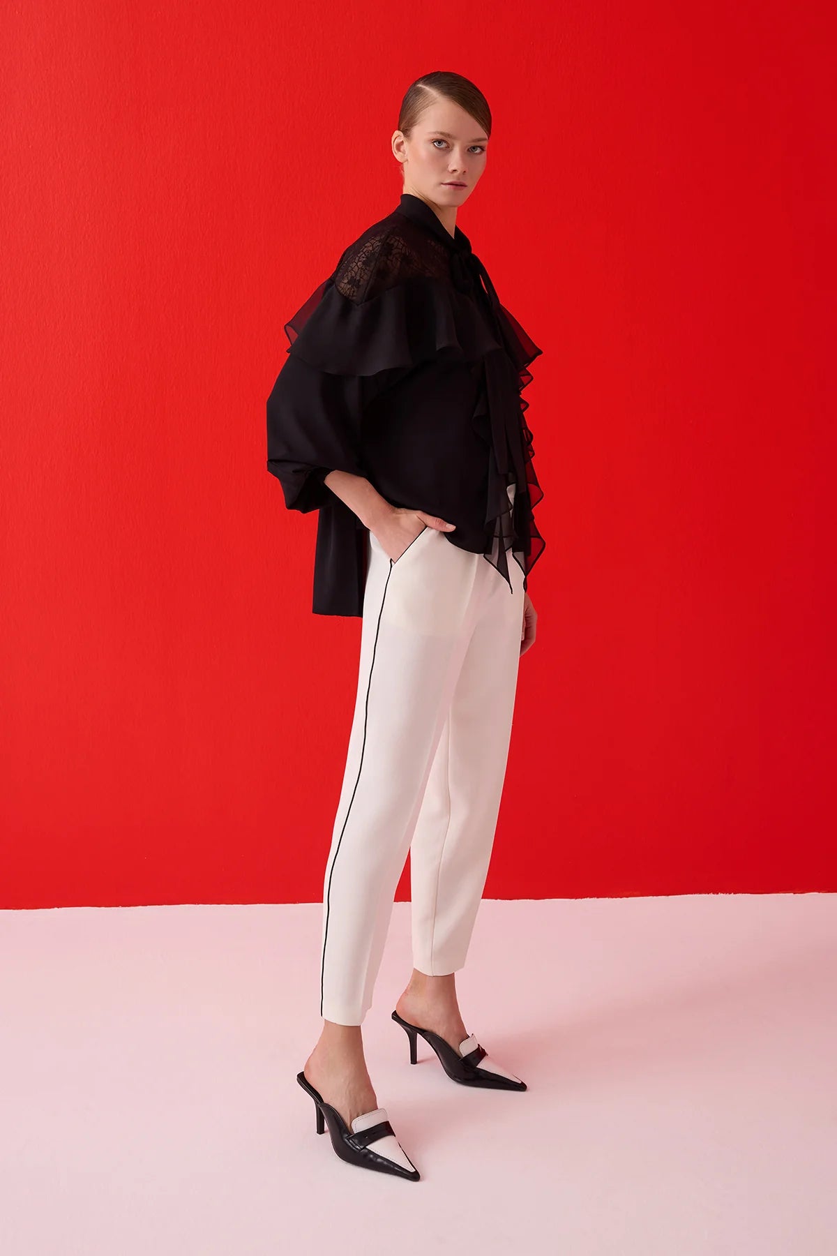 Si̇yah Şal Yaka Dantel Ve Volan Detaylı Bluz