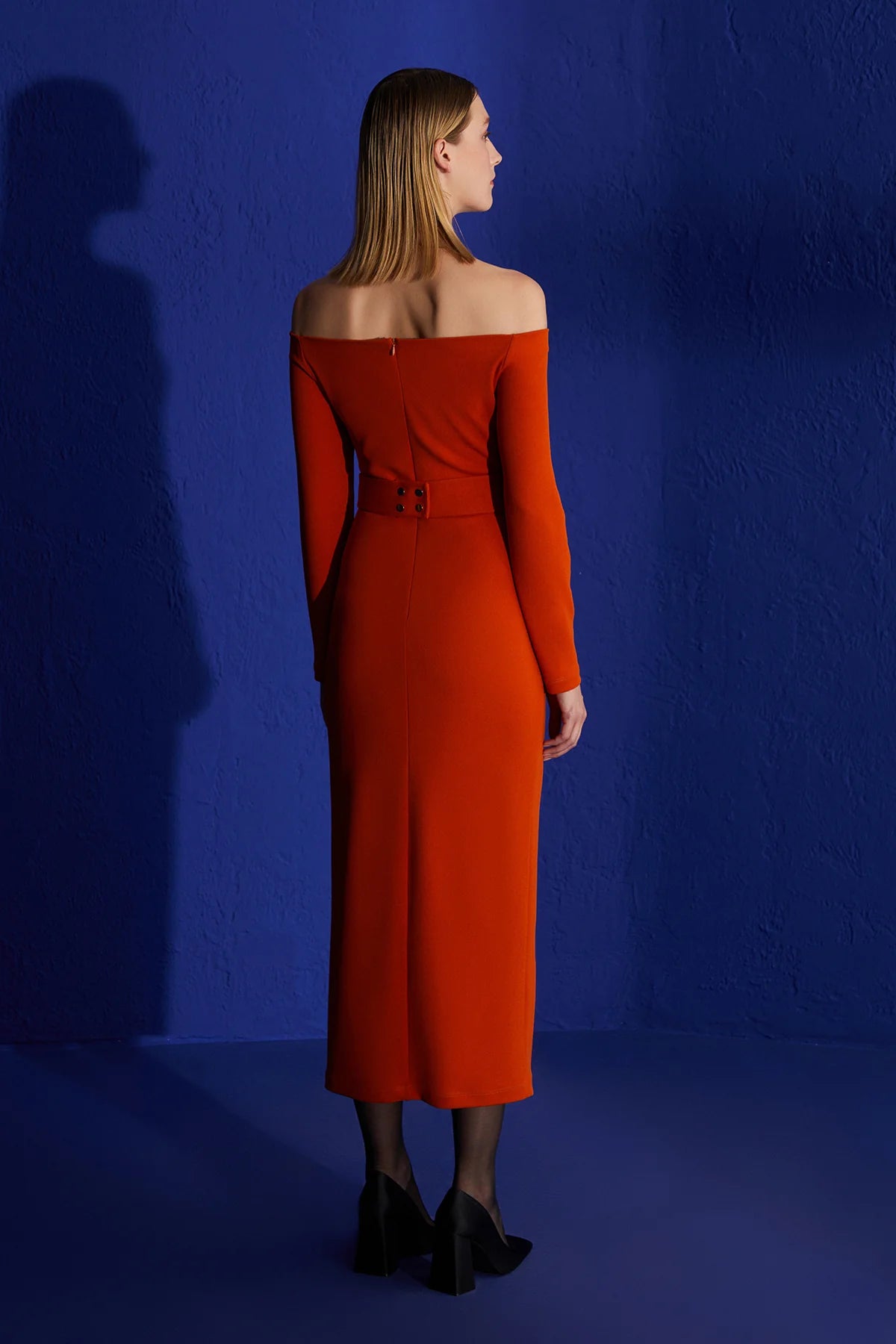 Turuncu Madonna Yaka Önü Yırtmaçlı Midi Boy Elbise