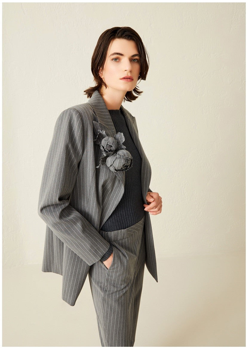 Gül Aksesuarlı Çizgili Gri Blazer Ceket