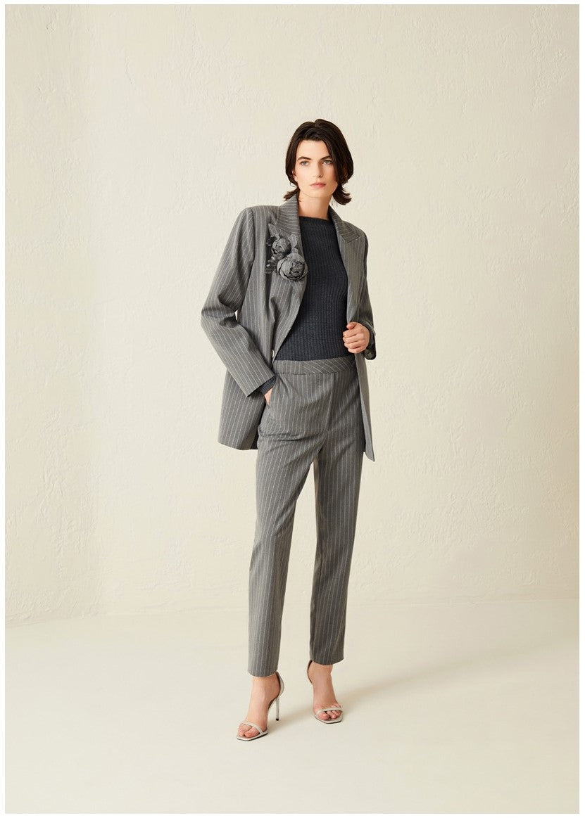 Gül Aksesuarlı Çizgili Gri Blazer Ceket