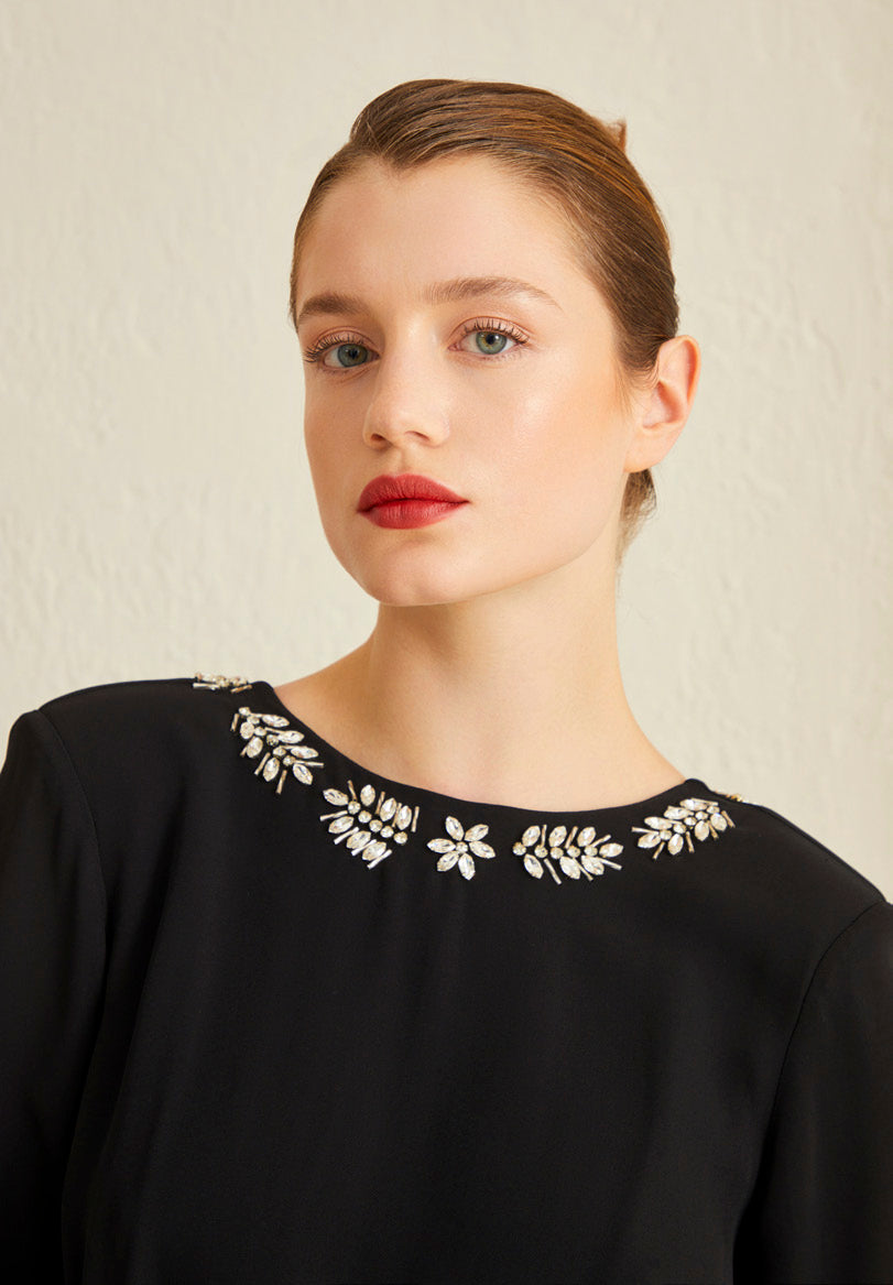 Siyah Yakası Taş İşlemeli Volanlı Mini Elbise