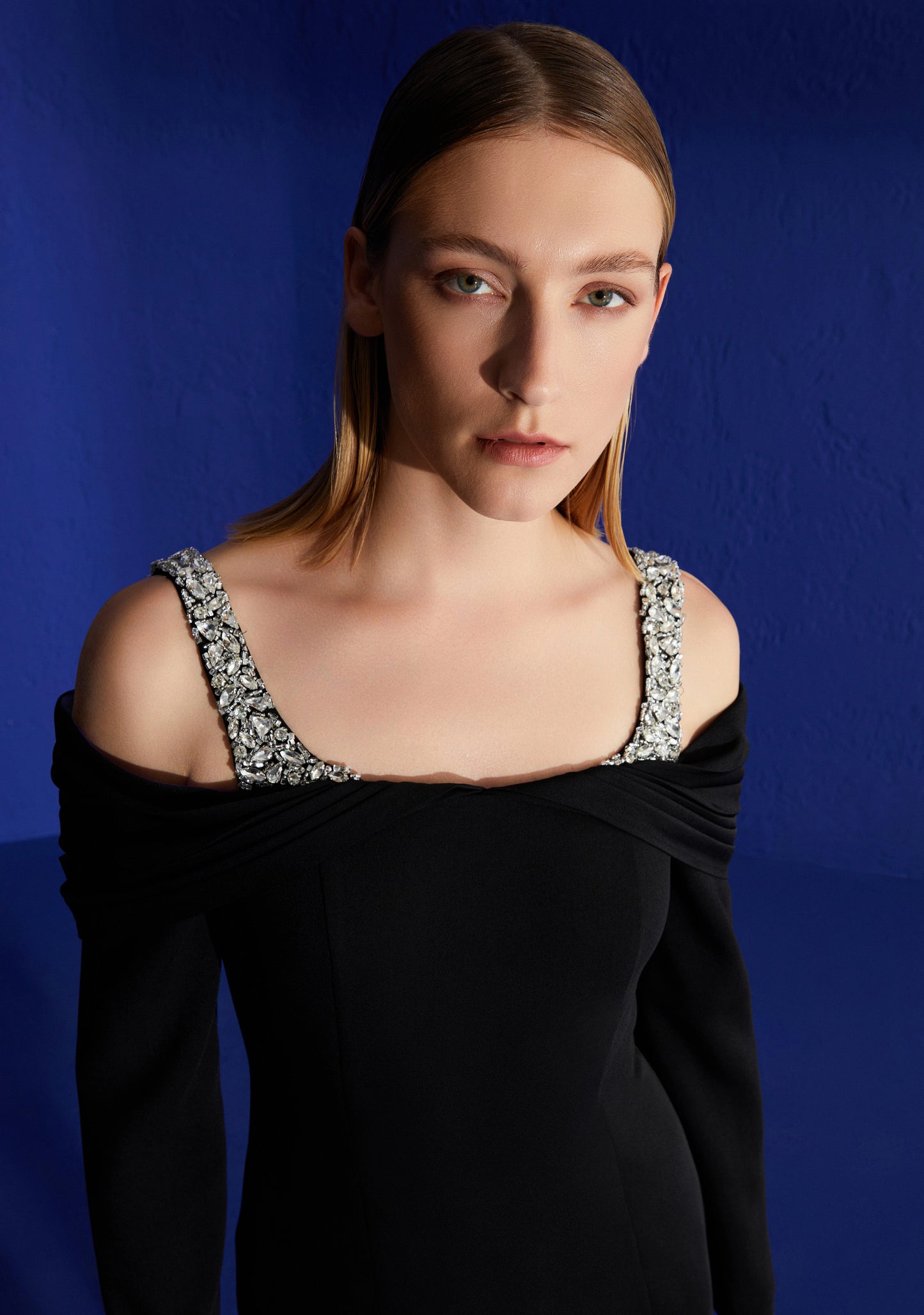 Siyah Madonna Yaka Taş İşlemeli Uzun Kollu Midi Boy Elbise