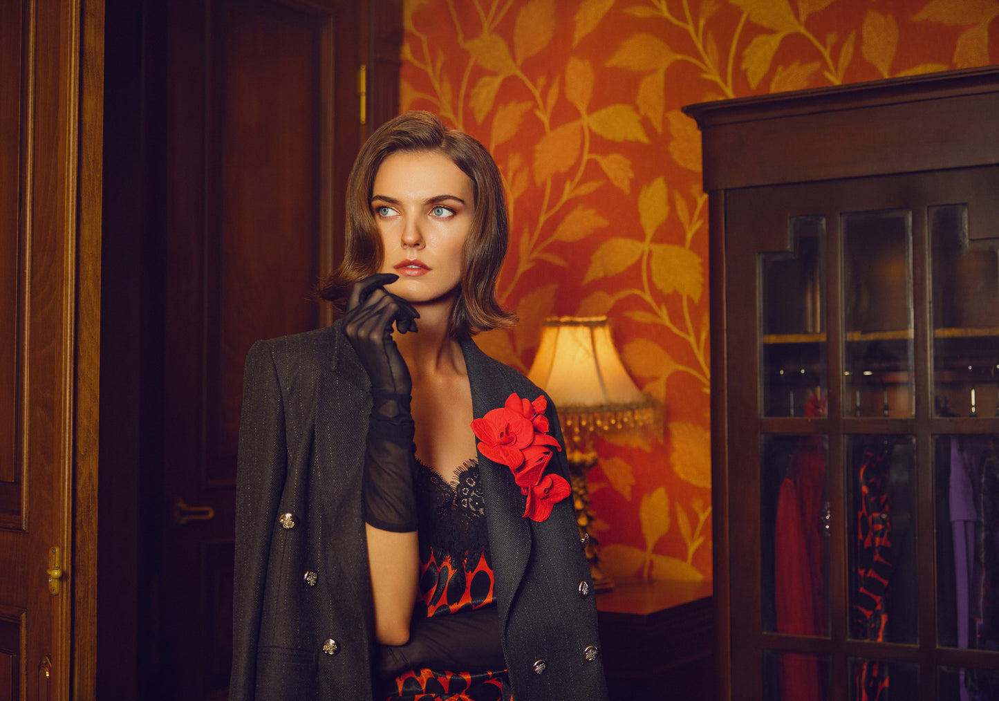 Dantel Detaylı Desenli İp Askılı V Yaka Bluz