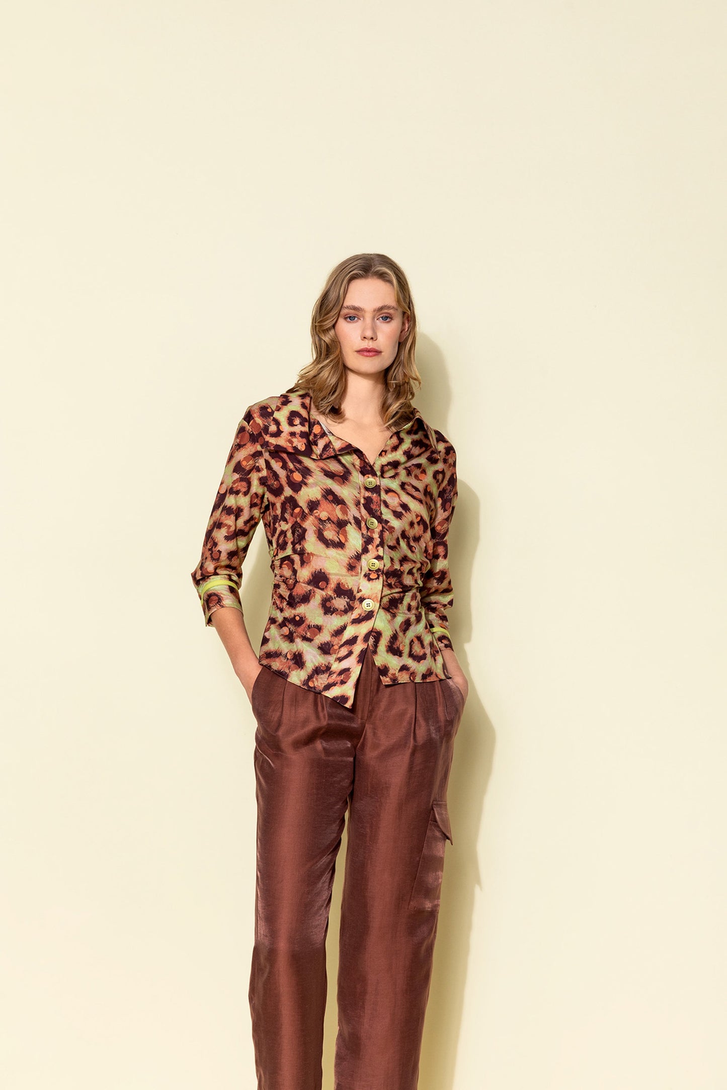 Sırt Dekolteli Desenli Gömlek