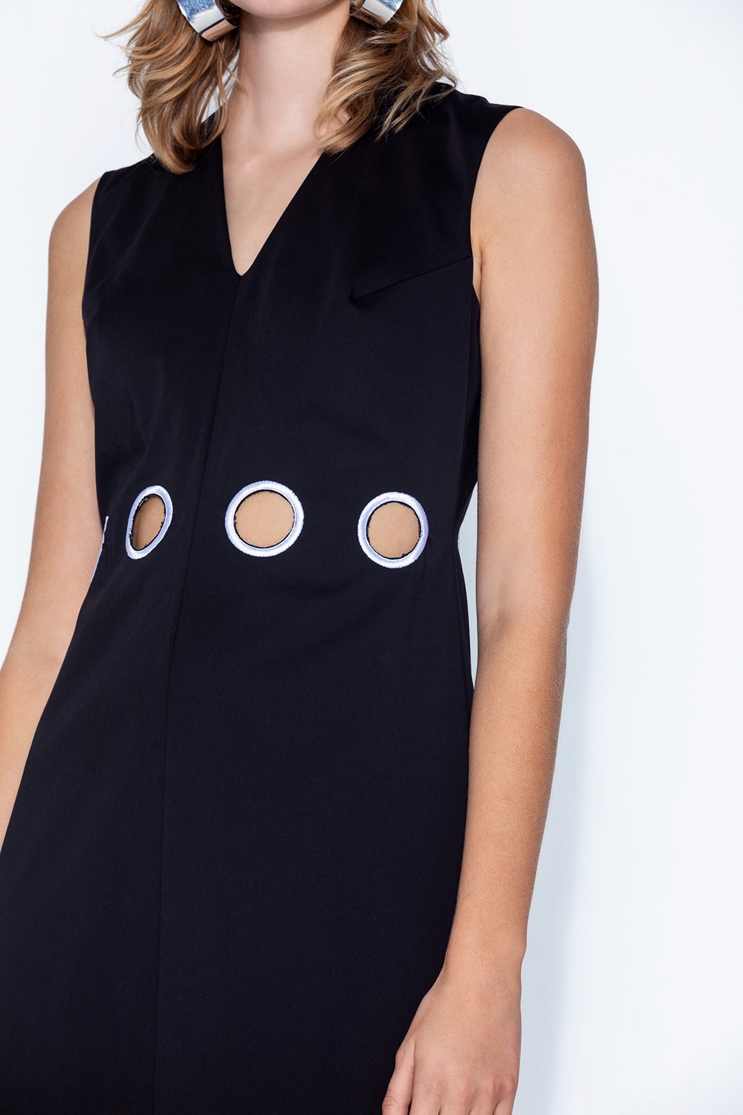 V Yaka Cut Out Detaylı Siyah Midi Boy Elbise