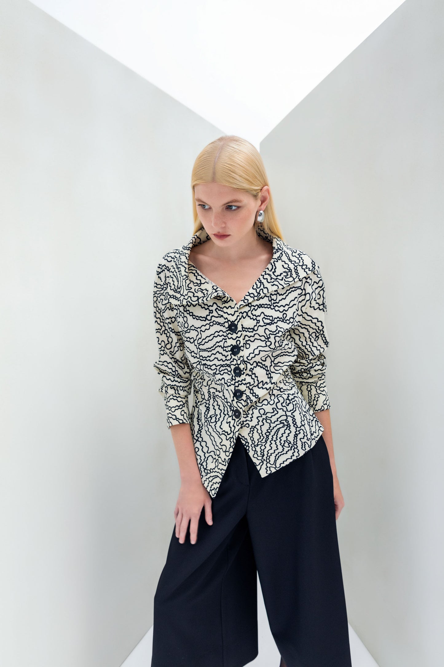 Sırt Dekolteli Desenli Gömlek