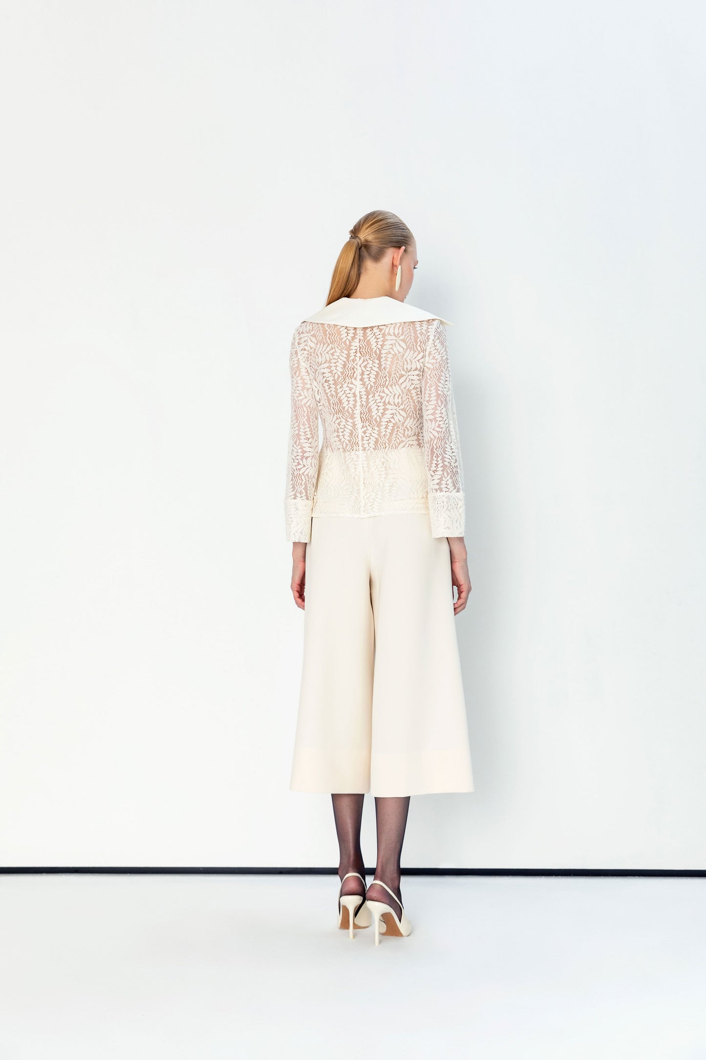 İnci Detaylı Güpürlü Gömlek