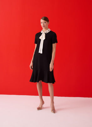 Siyah Yakası İşlemeli Bluz