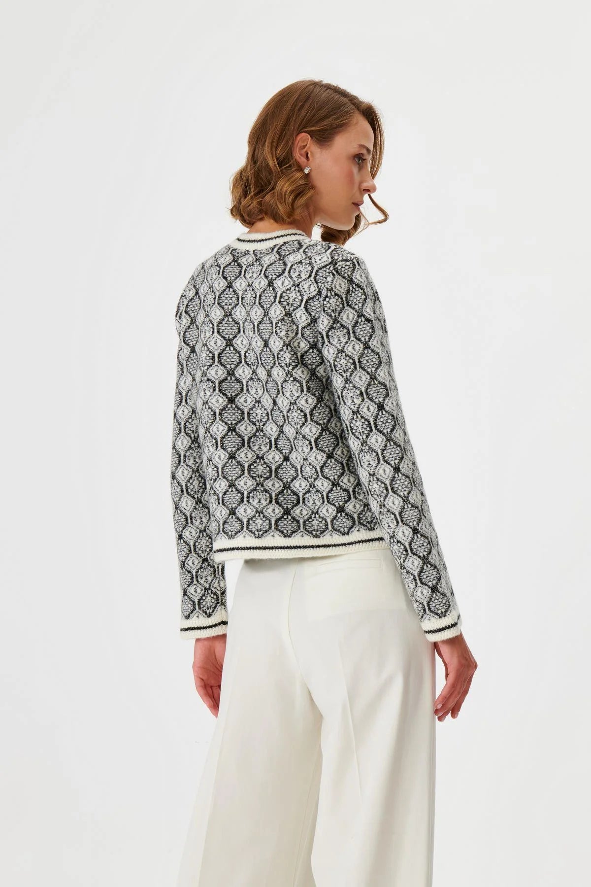 Bisiklet Yaka Jakarlı Siyah Triko Ceket