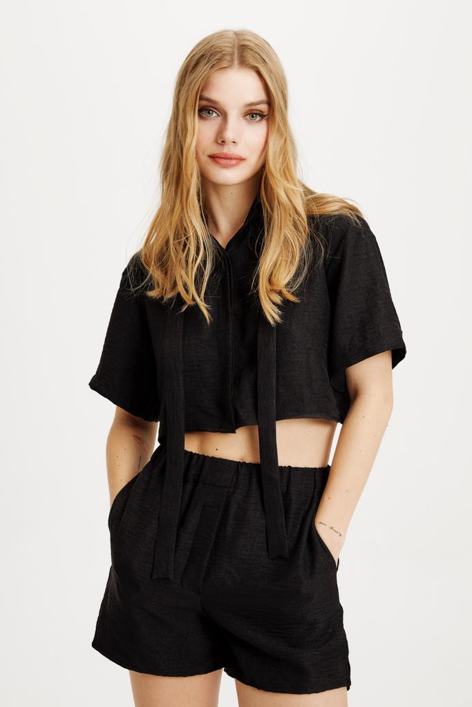 Kısa Kollu Kısa Siyah Gömlek