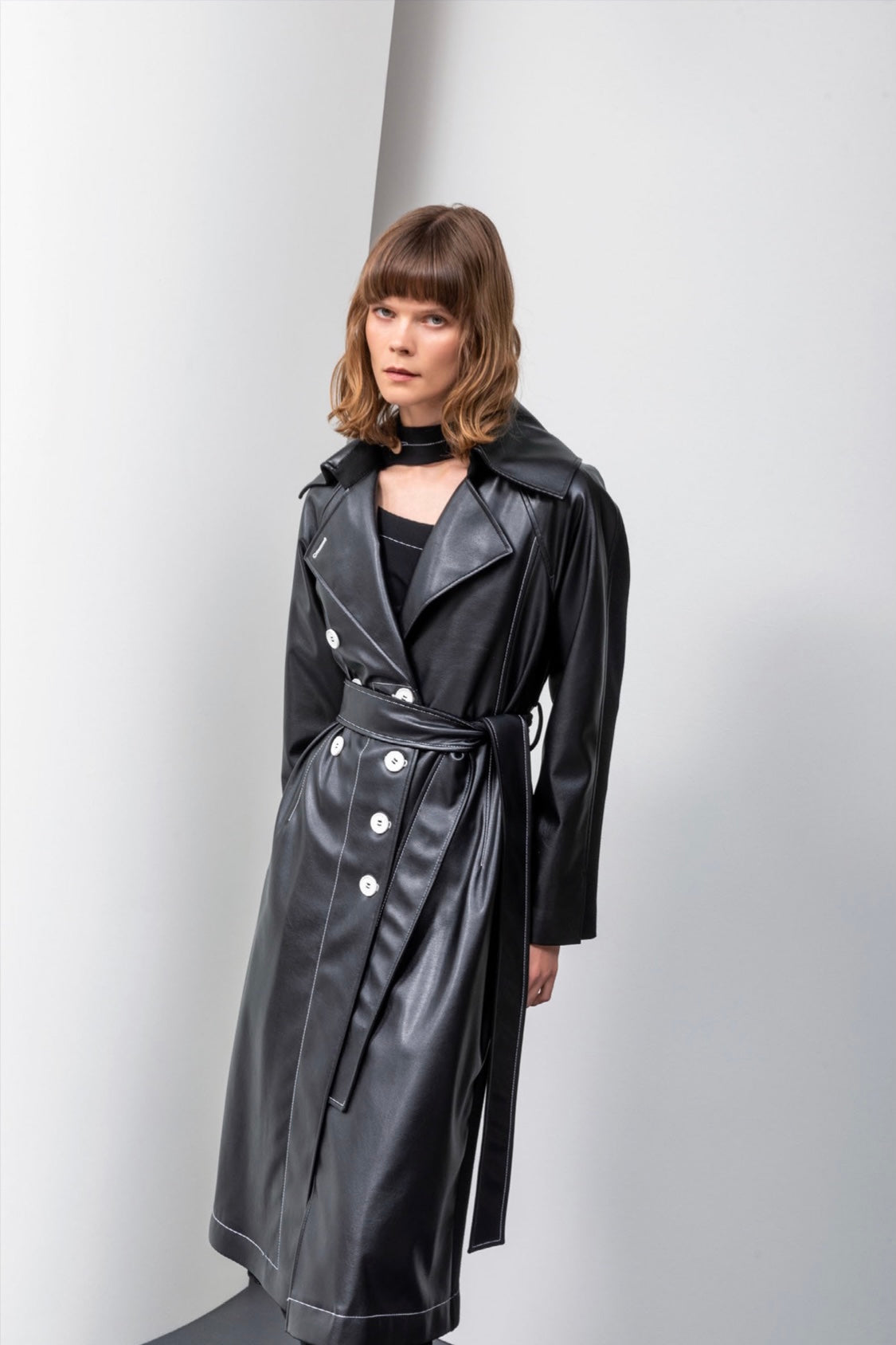 Beyaz Dikiş Detaylı Deri Trençkot