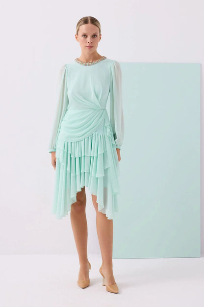 Mi̇nt Transparan Kollu Asi̇metri̇k Kesi̇m Katlı Kısa Elbi̇se