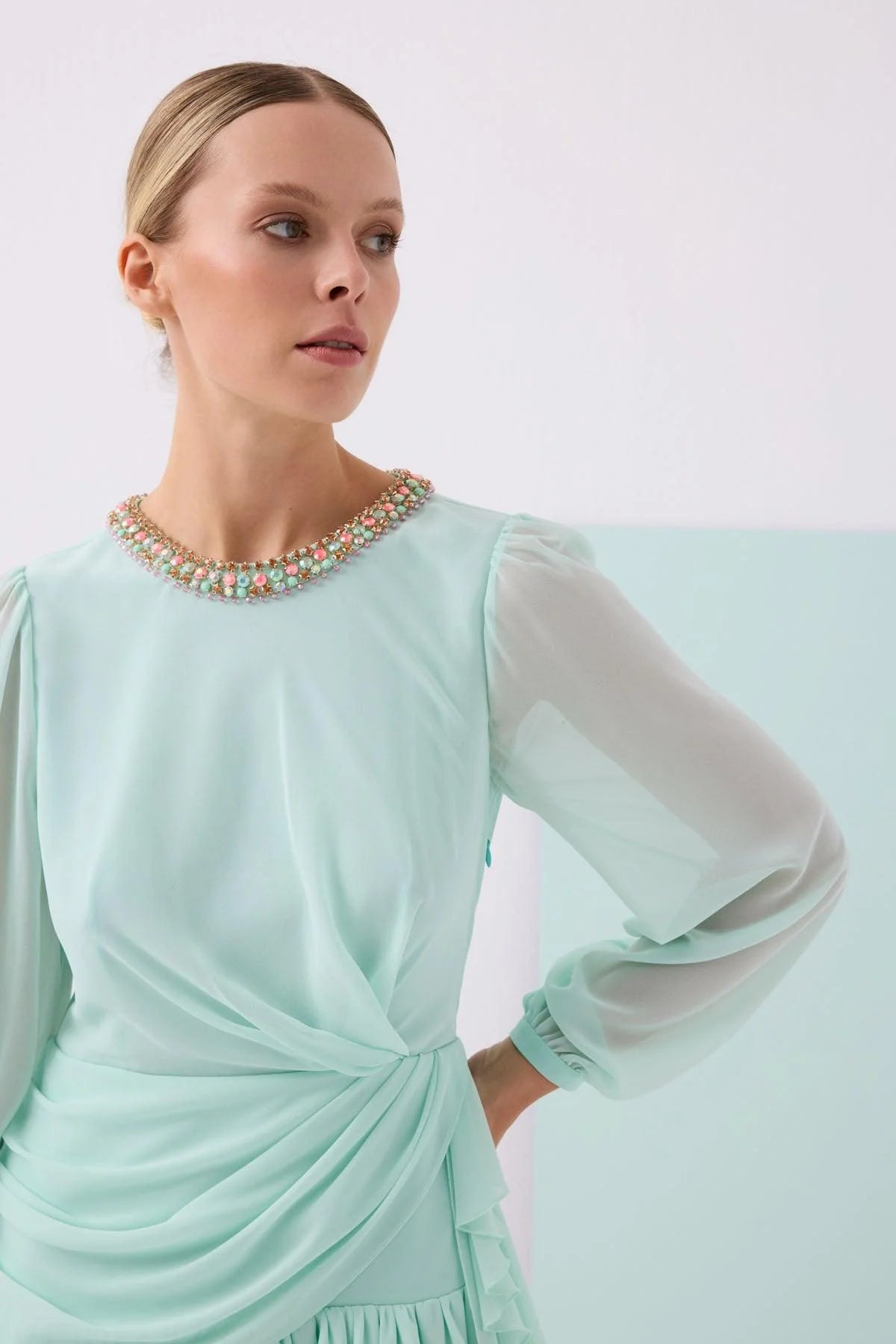 Mi̇nt Transparan Kollu Asi̇metri̇k Kesi̇m Katlı Kısa Elbi̇se