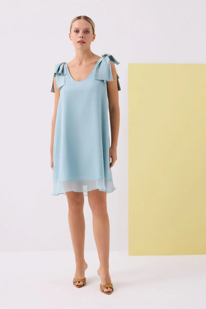Su Mavi̇si̇ Açık Yaka Kolsuz Fi̇yonk Detayli Kısa Şi̇fon Elbi̇se