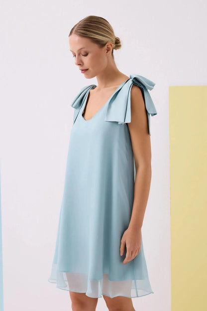 Su Mavi̇si̇ Açık Yaka Kolsuz Fi̇yonk Detayli Kısa Şi̇fon Elbi̇se