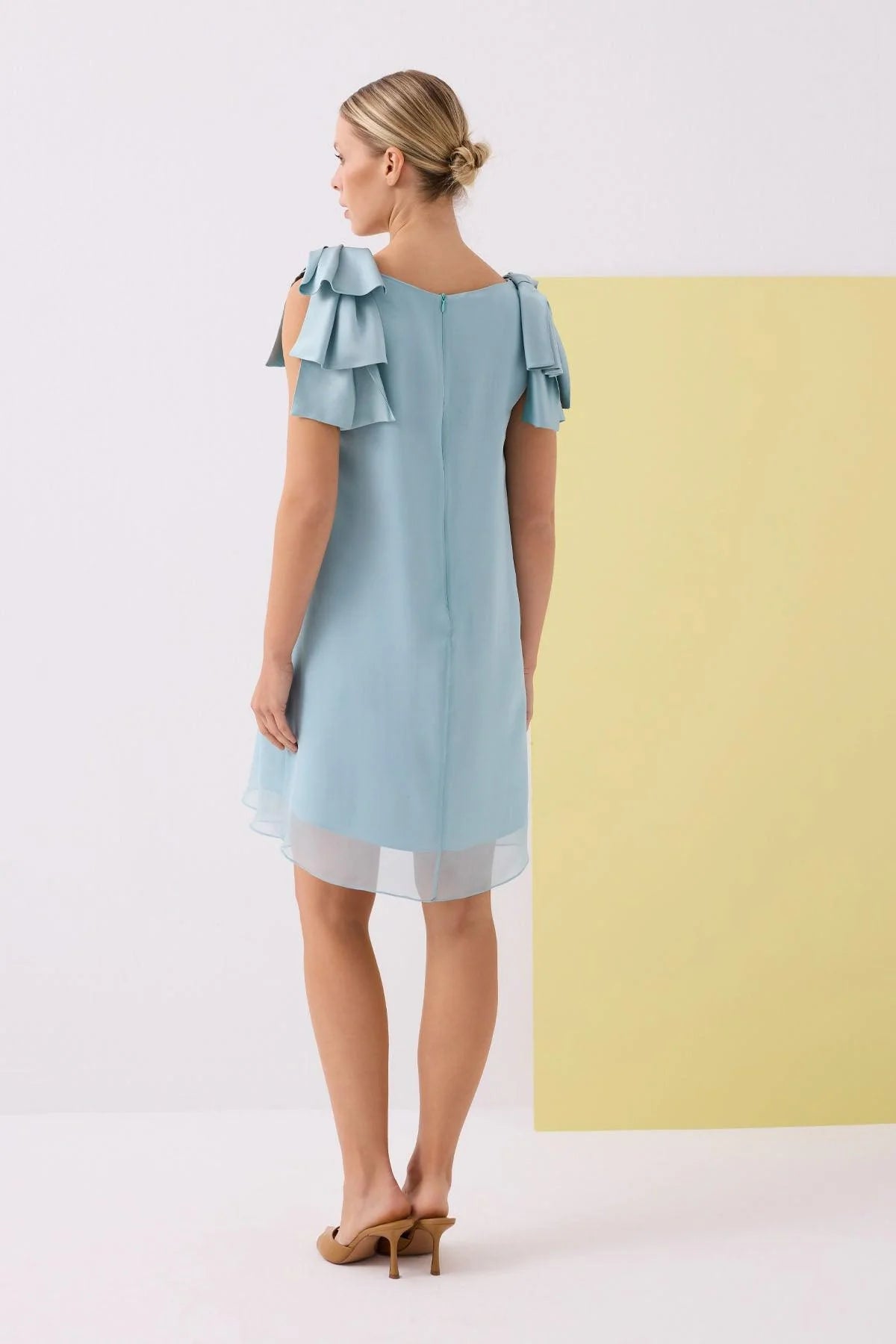 Su Mavi̇si̇ Açık Yaka Kolsuz Fi̇yonk Detayli Kısa Şi̇fon Elbi̇se