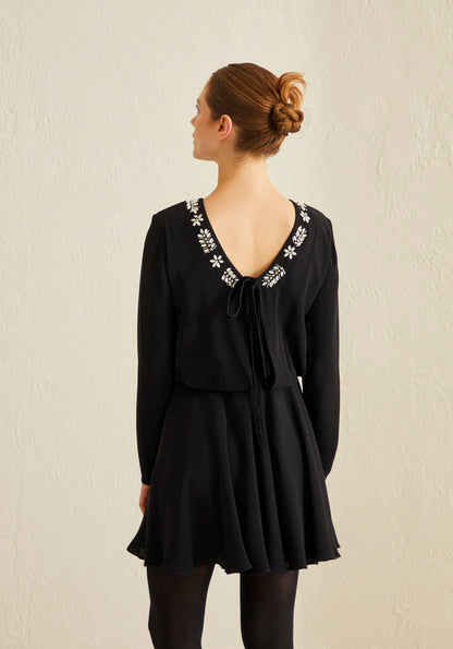 Siyah Yakası Taş İşlemeli Volanlı Mini Elbise